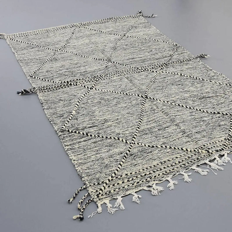 Moroccan Kilim Rug 4.4 x 8.3 ft / 136 x 255 cm 